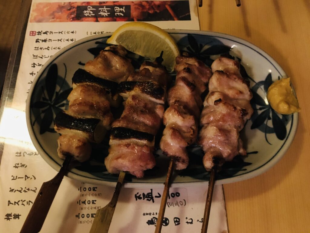 新宿3丁目でお手頃で美味しい炭火焼き鳥が食べられるお店