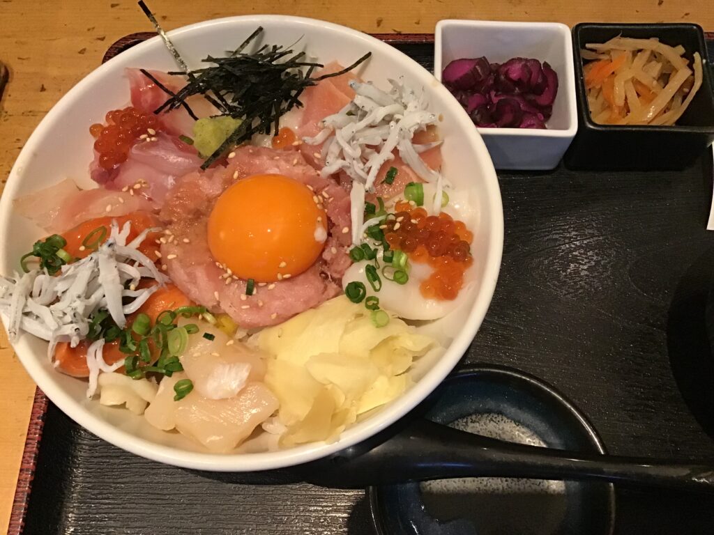 四ツ谷で海鮮丼を食べる