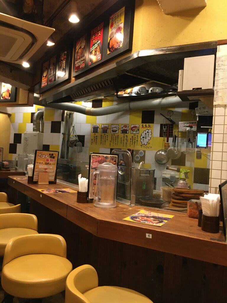 新宿西口のHotSpoonカレー店の店内写真