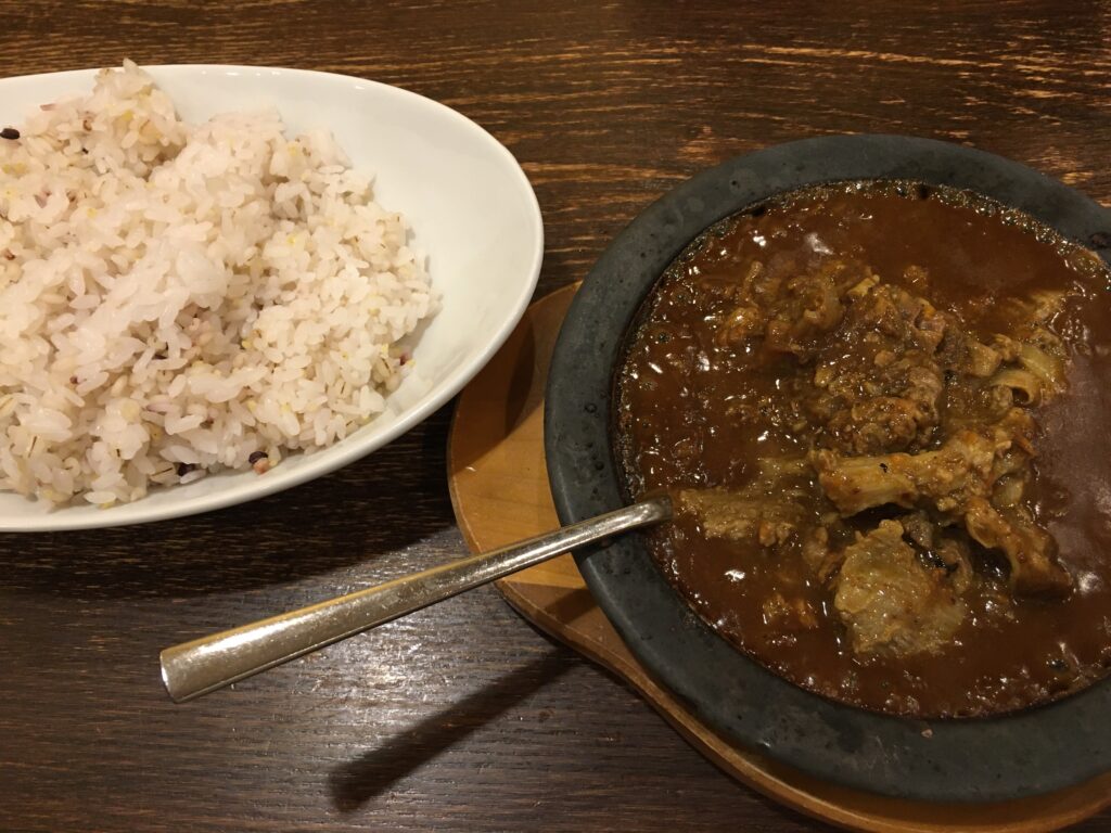 東京で美味しい牛すじ煮込みカレー