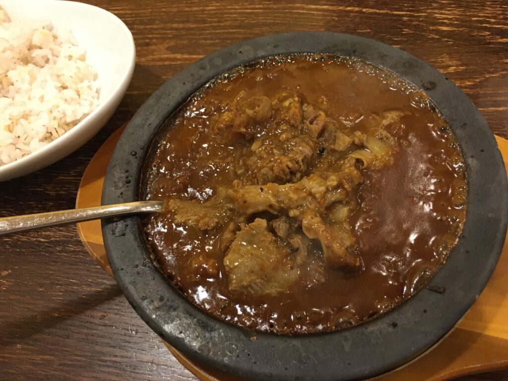 東京で牛肉が沢山入ってるカレー