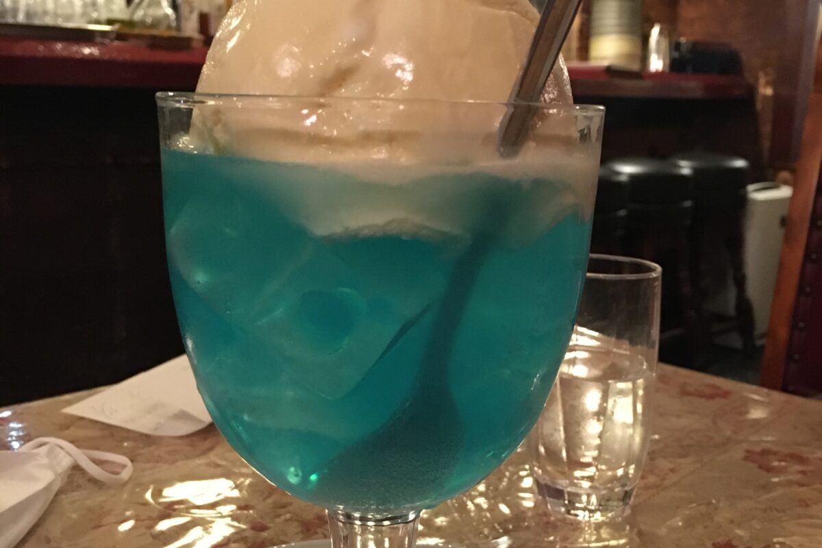 可愛いアンティーク風レトロカフェでクリームソーダ