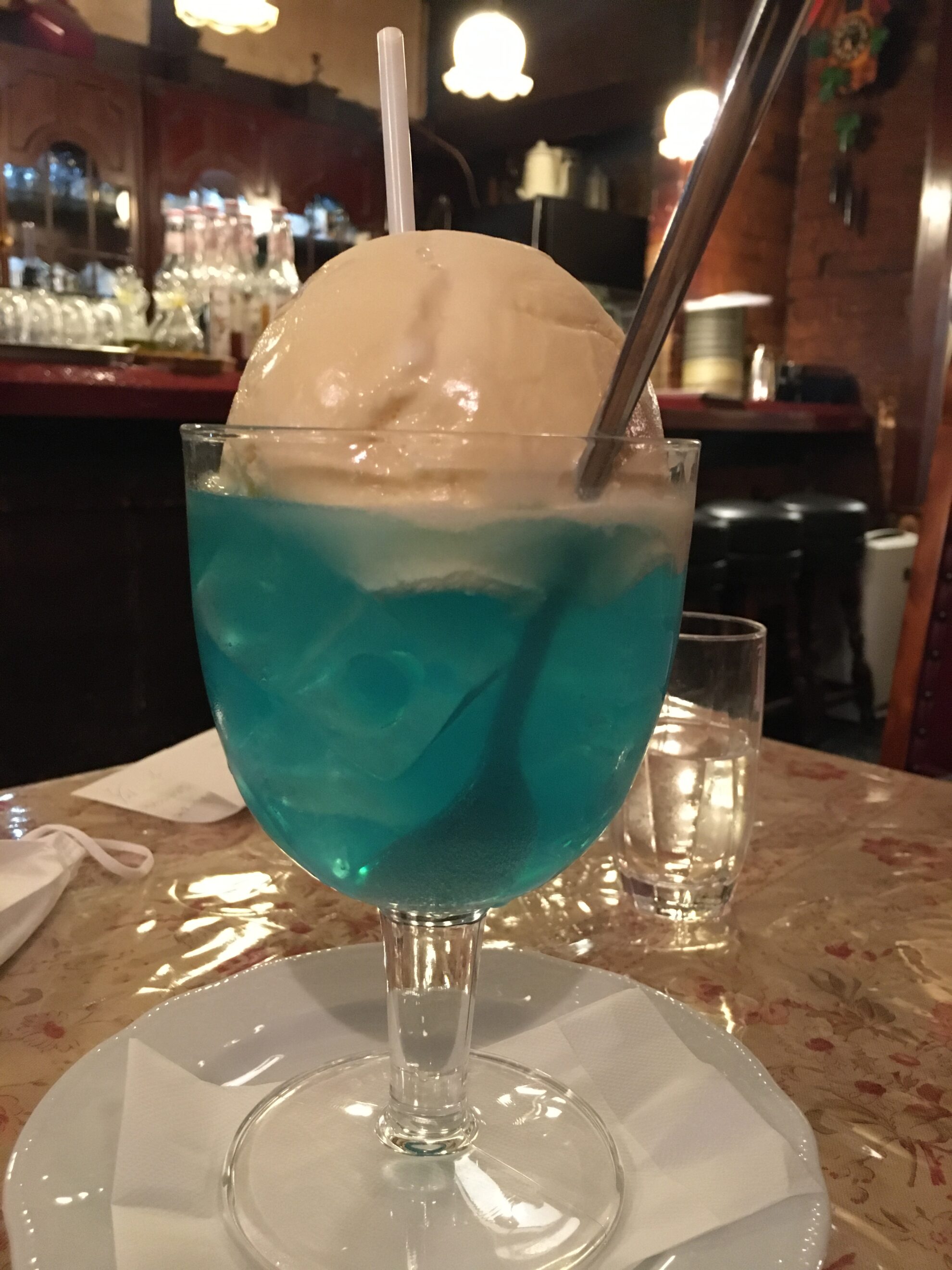 可愛いアンティーク風レトロカフェでクリームソーダ