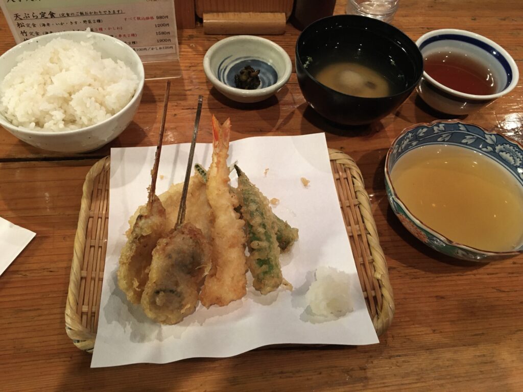 新宿西口で天ぷらを食べる