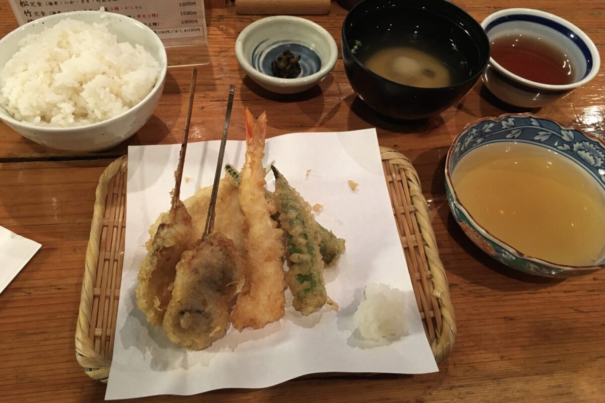 新宿西口で天ぷら定食を食べる