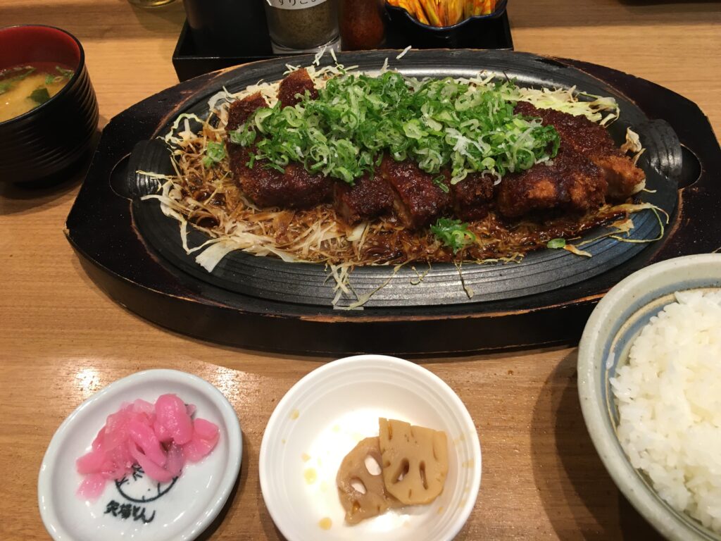 東京駅でボリュームのある食べ物