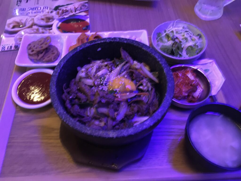 韓国料理の定食がランチ時は安いお店。新宿