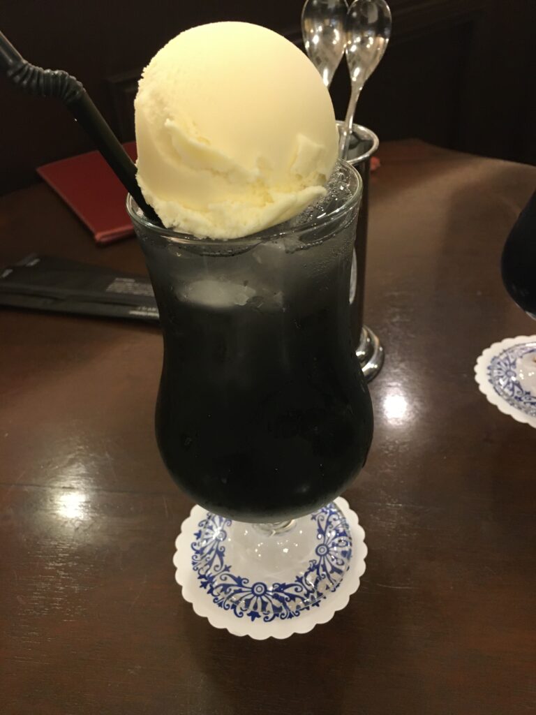 黒色のクリームソーダ ダークなクリームソーダ