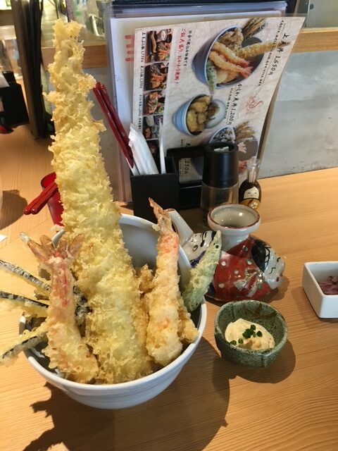 豪快な映え天丼 新宿で天ぷら和食ランチ