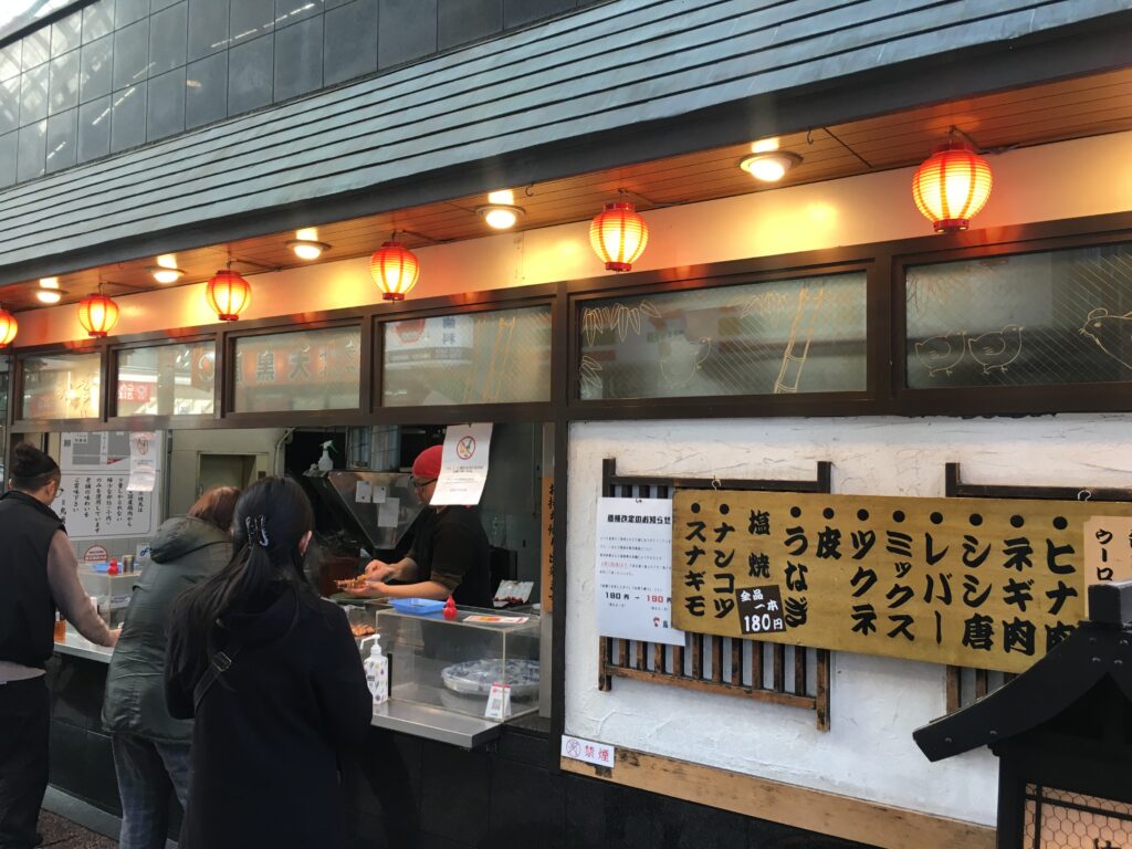 東京の商店街の立ち食い焼き鳥屋