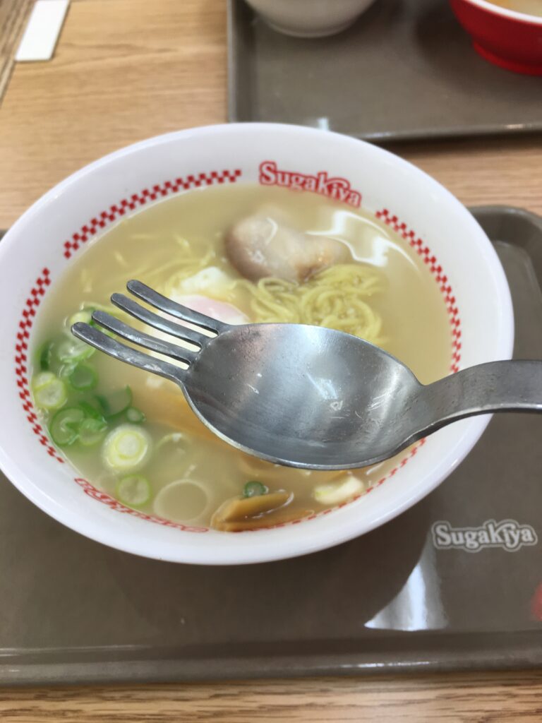 フォークとレンゲが一体になったラーメンフォーク スガキヤ名物のラーメンフォーク