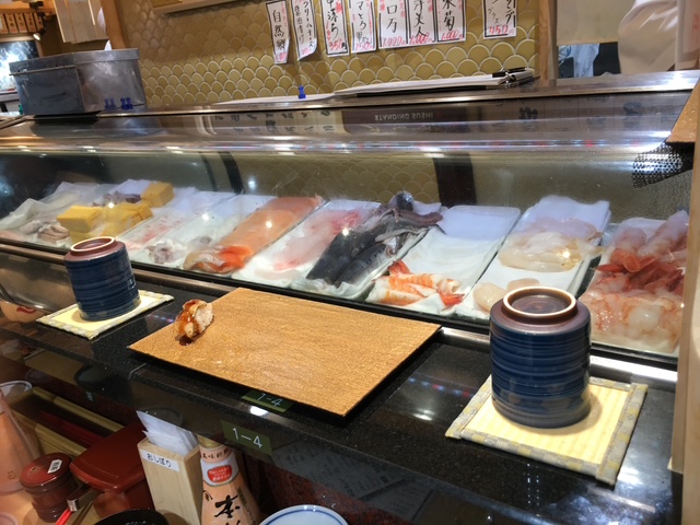 新宿駅中で朝から寿司が食べられる