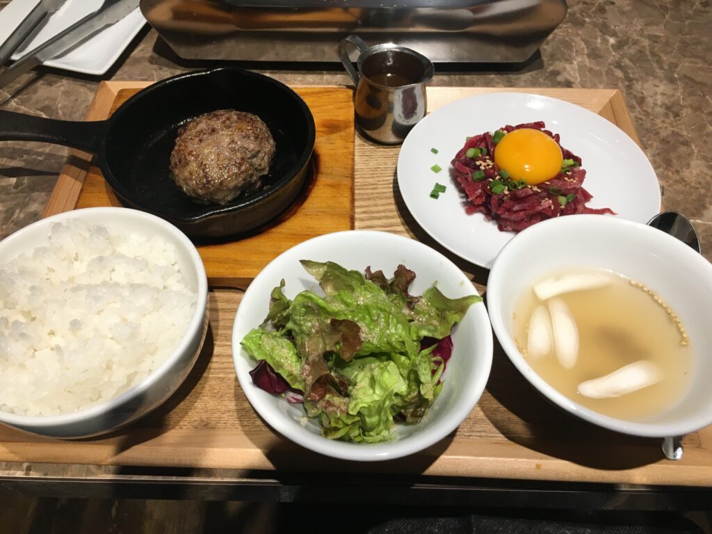 USHIHACHI秋葉原店のランチの生ユッケとハンバーグのセット