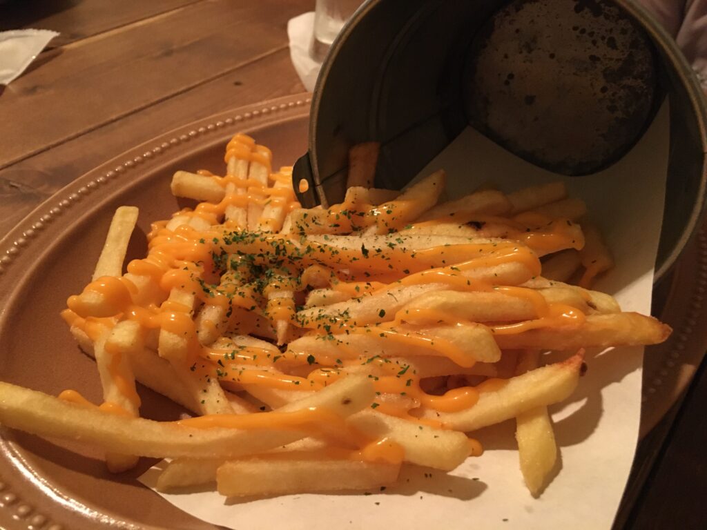 チーズのトッピングされたフライドポテト