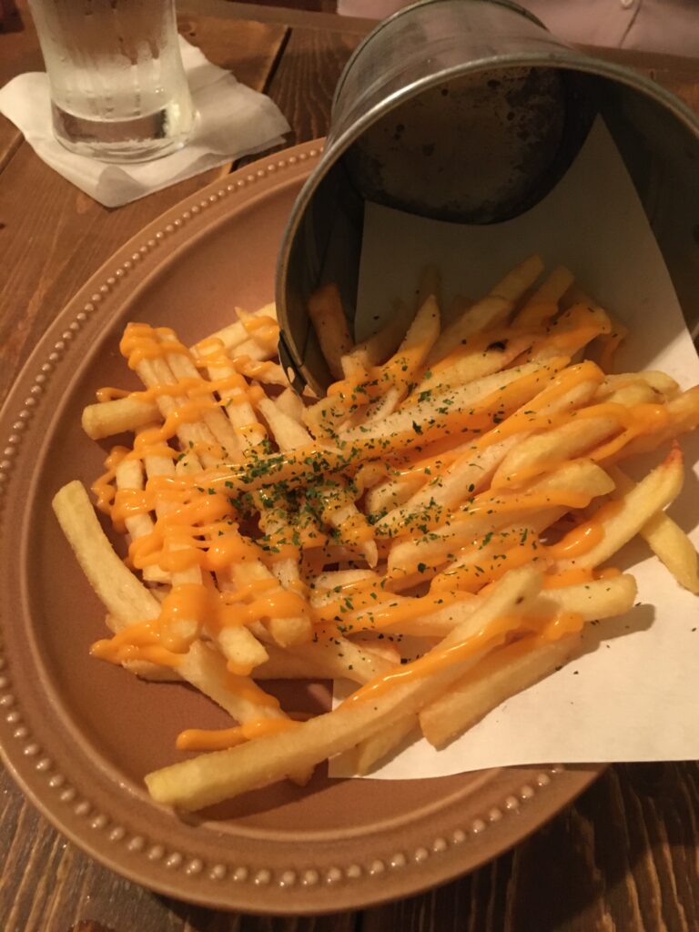 チーズのトッピングされたフライドポテト