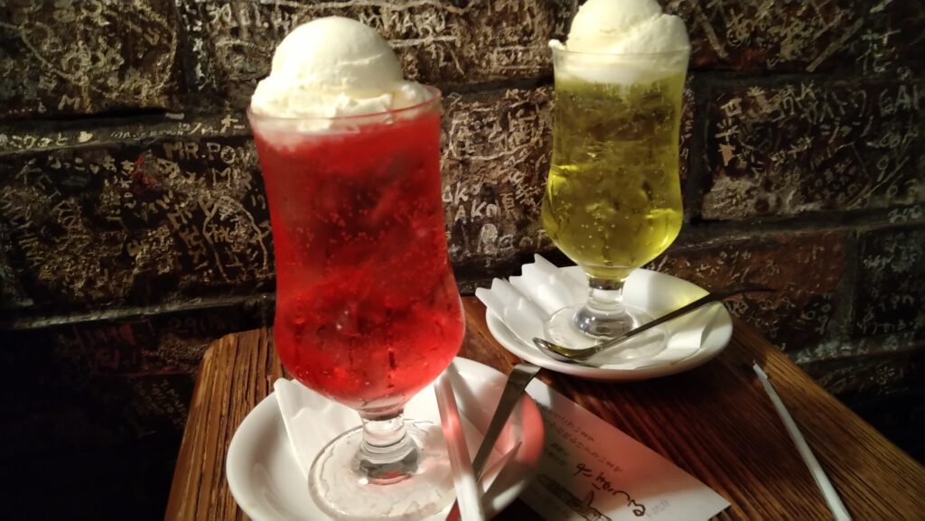 東京の老舗喫茶店のクリームソーダ