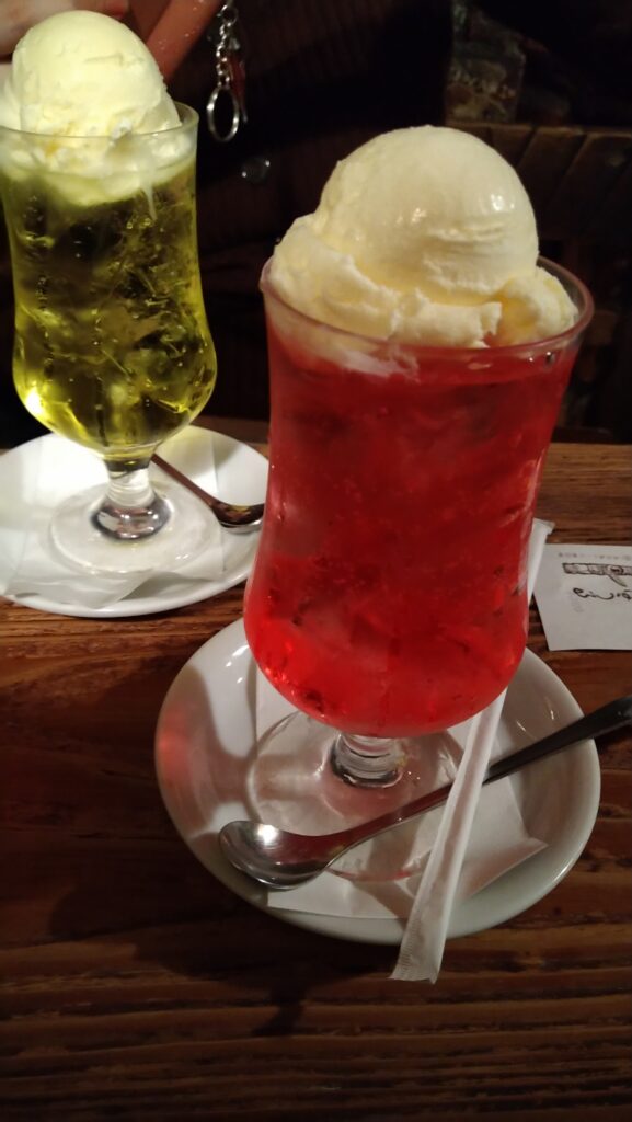 神保町さぼうるのクリームソーダ