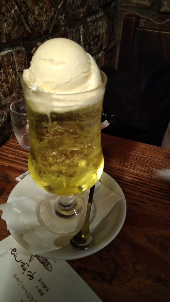 神保町さぼうるのクリームソーダ