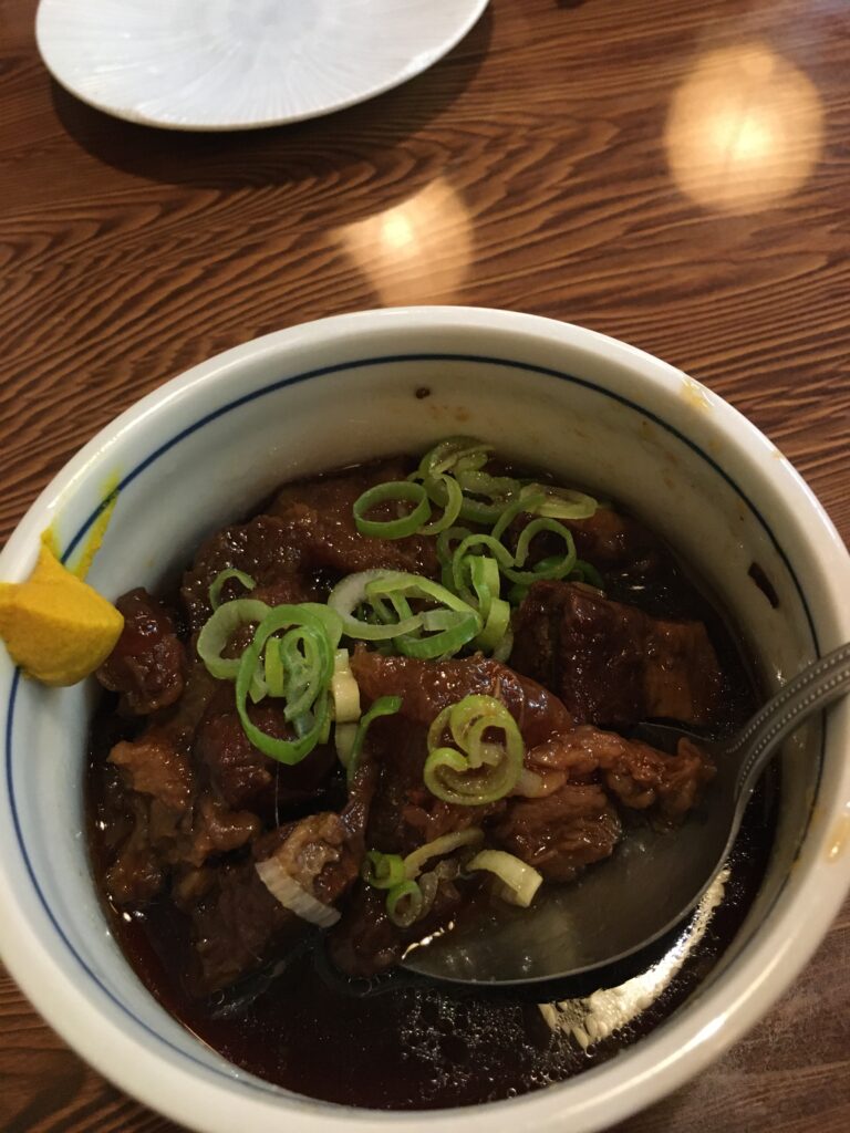 立川の居酒屋弁慶の煮込み