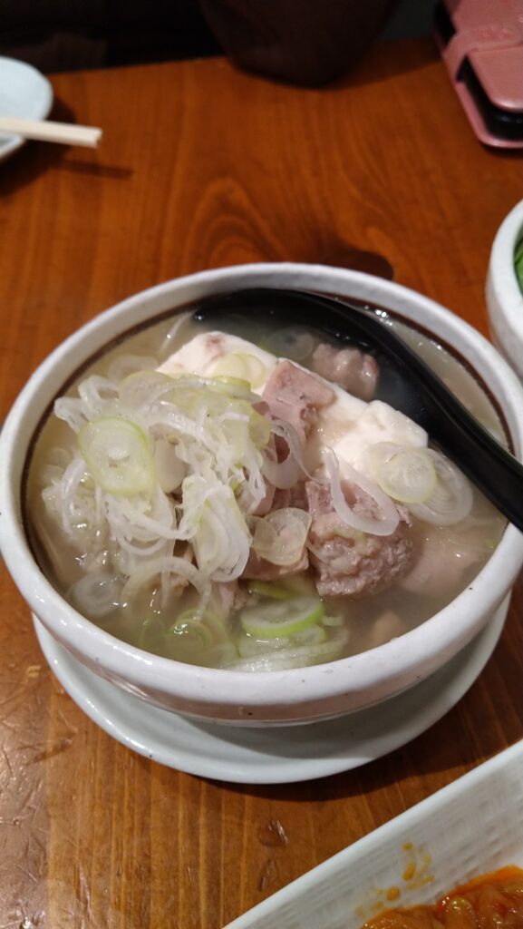 新宿三丁目でモツ煮込み