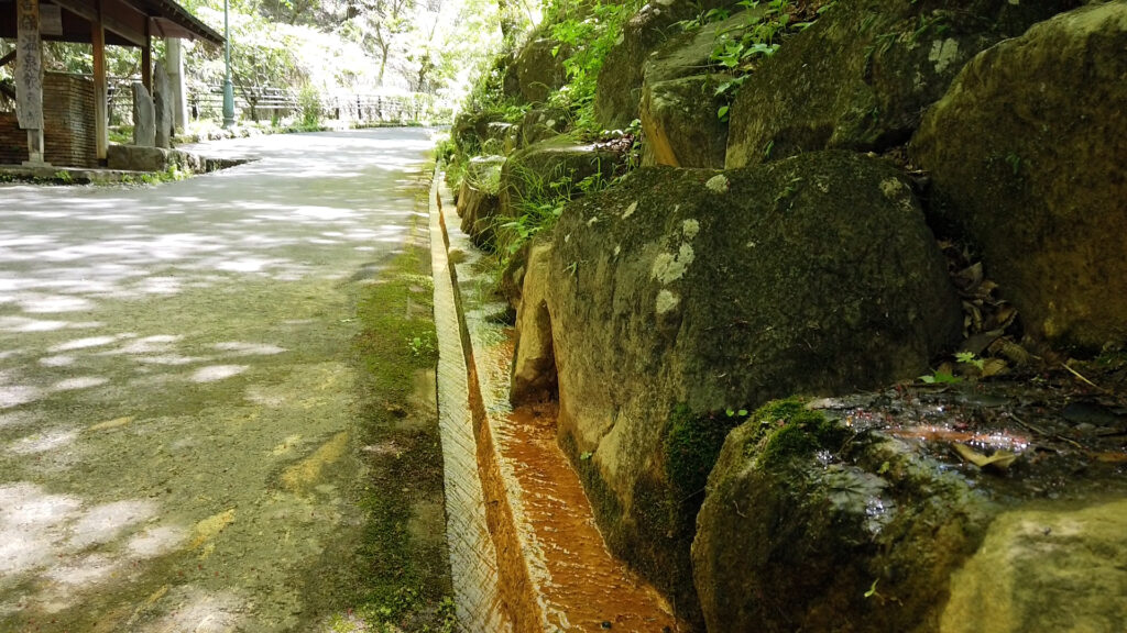 源泉湯が流れ出る場所