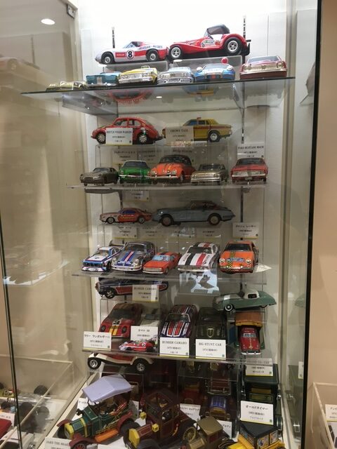 昔の車のブリキ玩具