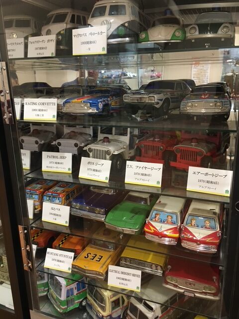 昔の車のブリキ玩具