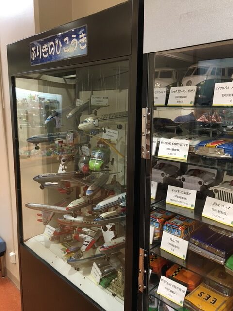 昔の飛行機のブリキ玩具