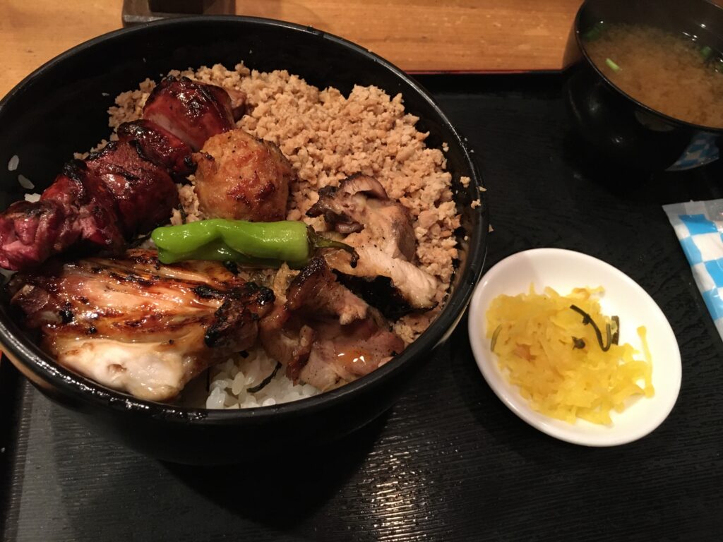 虎ノ門の鳥与志のランチの焼き鳥丼