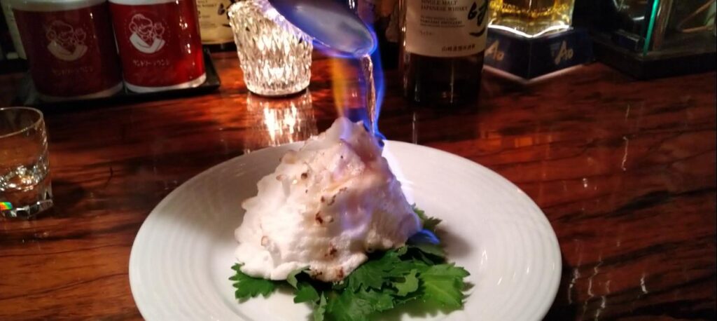 新宿東口サントリーラウンジイーグルのメレンゲ 新宿東口で炎の演出のロ料理があるBar